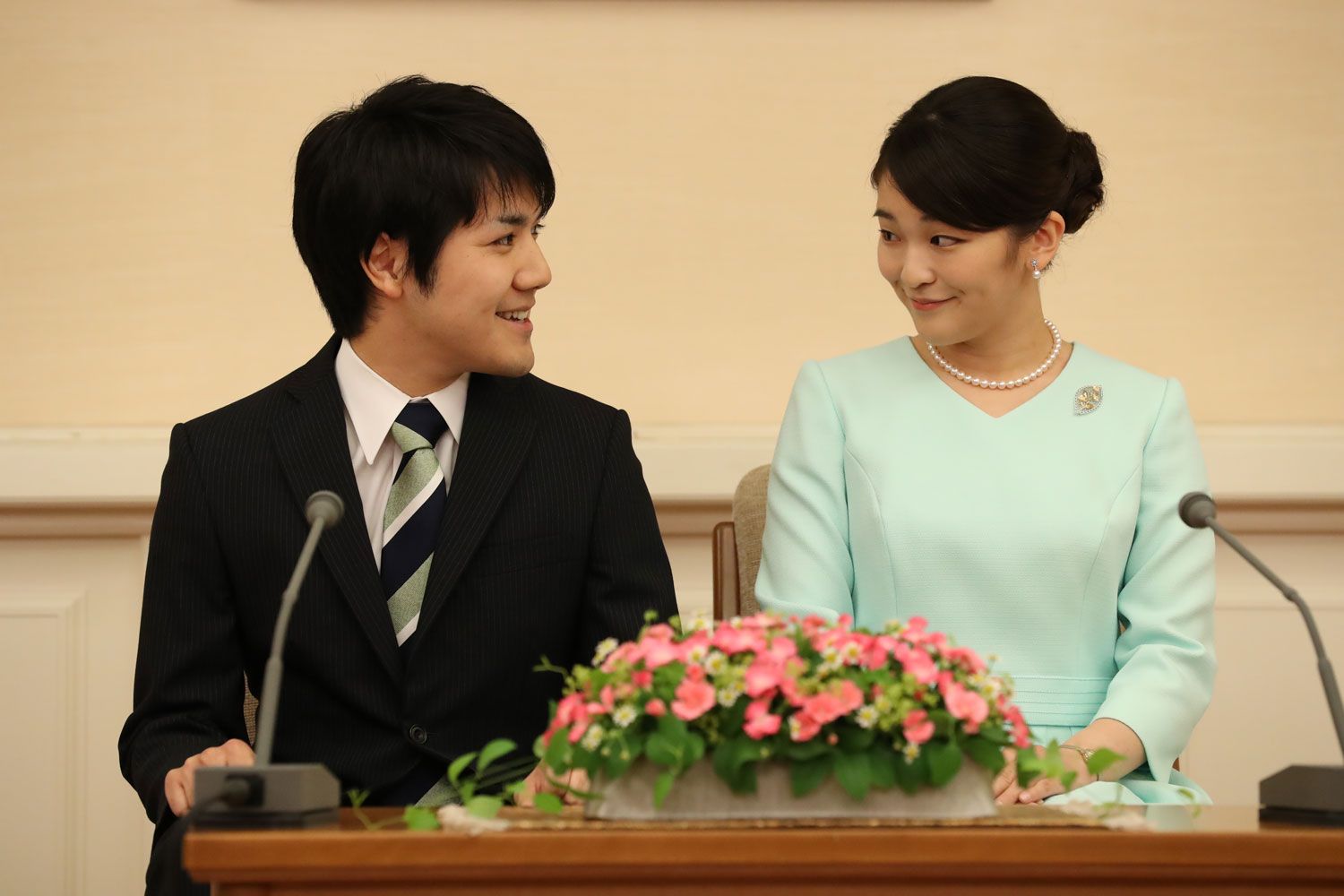 2017年の婚約内定会見での眞子さまと小室圭さん　©JMPA