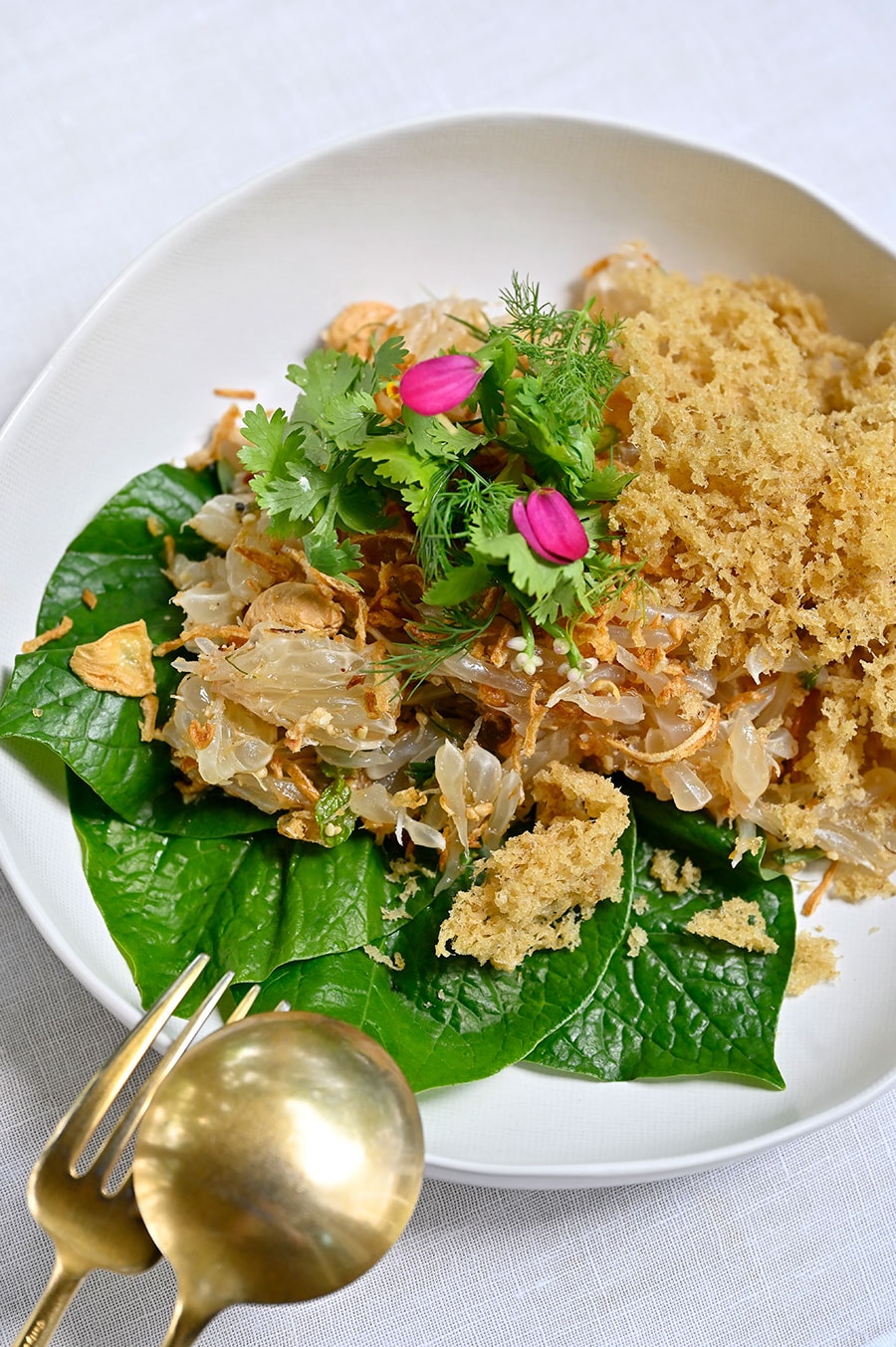 タイ料理「プラナコーン」で堪能できる上質な一皿“揚げ魚とポメロのサラダ” 320タイバーツ。