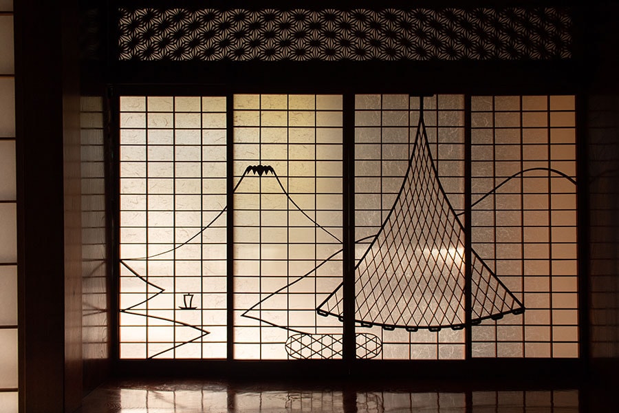露草の部屋にある、魚を掬いとる投網と富士山の組子細工は縁起が良いとされる。「スマホの待ち受けにするとお金持ちになれるかもしれませんよ」とにっこり話す村上さん。