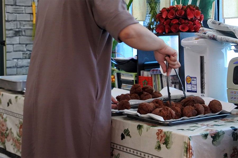 宮古島地方では揚げ菓子「サーターアンダギー」を、「サタパンビン」と呼びます。