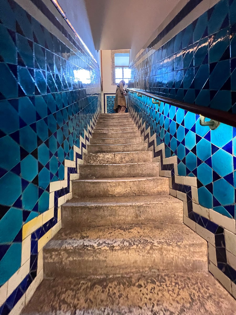 ブルーのタイルが美しい石階段を上って2階へ。