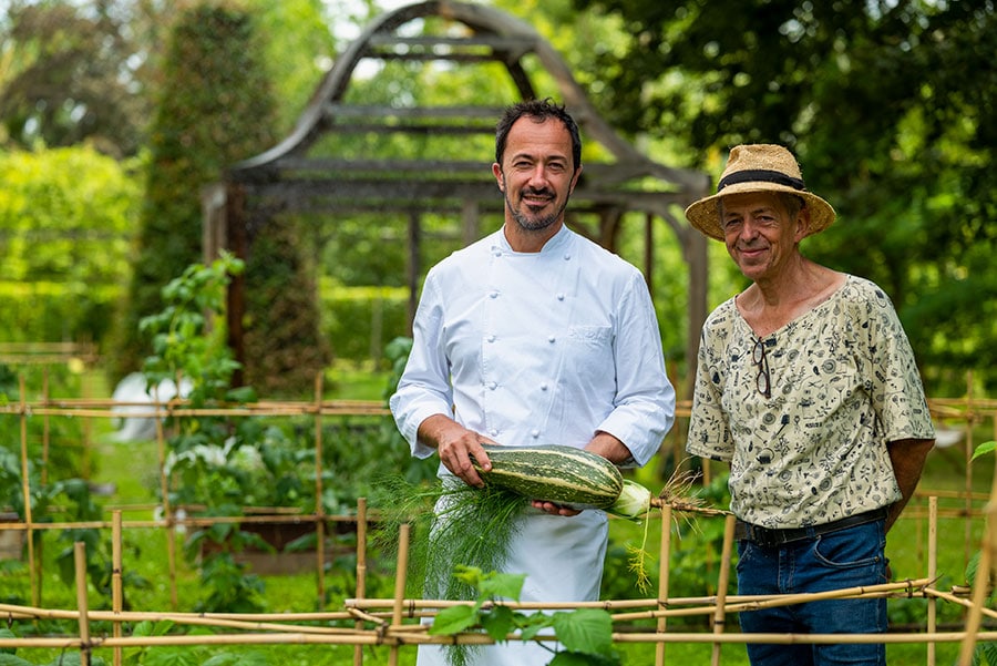 シェフのムデール氏と庭師のジェルマン氏。畑の真髄を教わり、料理はさらに進化する。