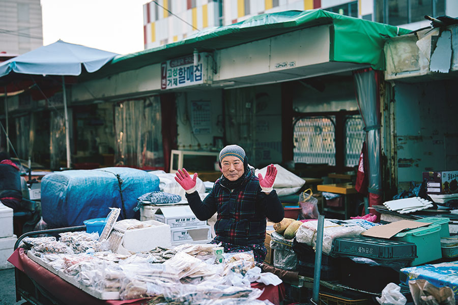 チャガルチ市場、忠武洞海岸市場、忠武洞夜明け市場で出会えるアジェとアジメの笑顔は釜山の旅の楽しみの一つ。アジェは釜山の方言でおじさん、アジメはおばさんのこと。