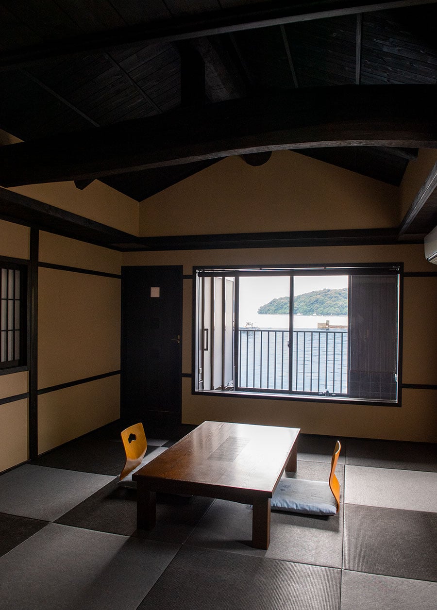 テラスごしに伊根湾と青島が見える畳のリビングルーム。