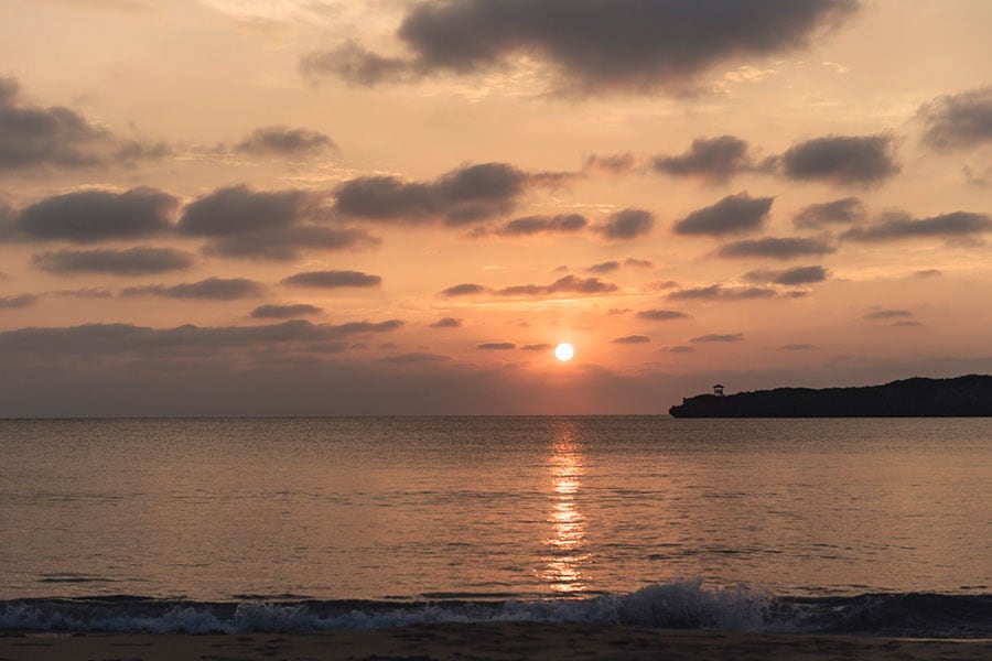 月ヶ浜からは真正面から沈む夕日を眺めるこの時間は西表島での忘れられないひとときに。月ヶ浜は夕日だけでなく、夜の星空観測としてもおすすめのスポット。