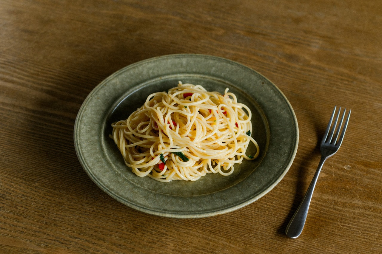 お皿だけ見ると沈んだトーンの色でも、料理を盛ると洗練された雰囲気に。