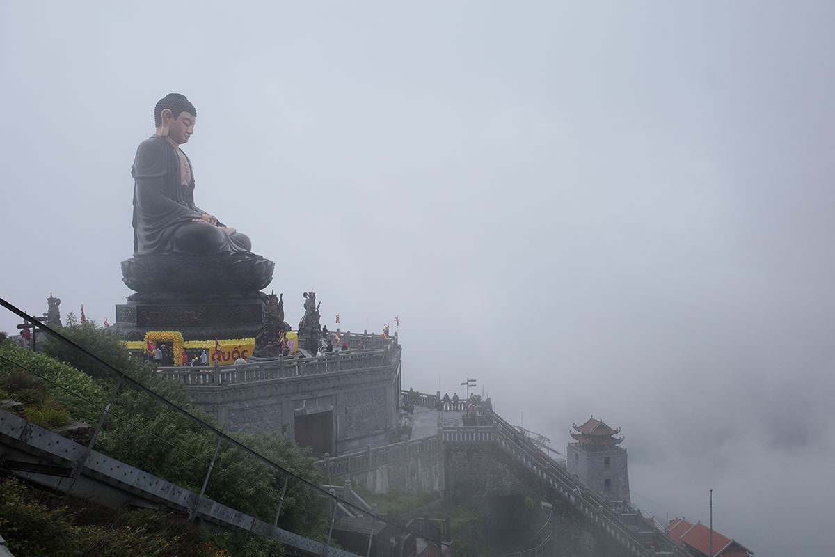 豪勢な寺院や大仏は、霧が濃いと見えないことも。取材チームは20分ほど粘ってやっと見ることができた。