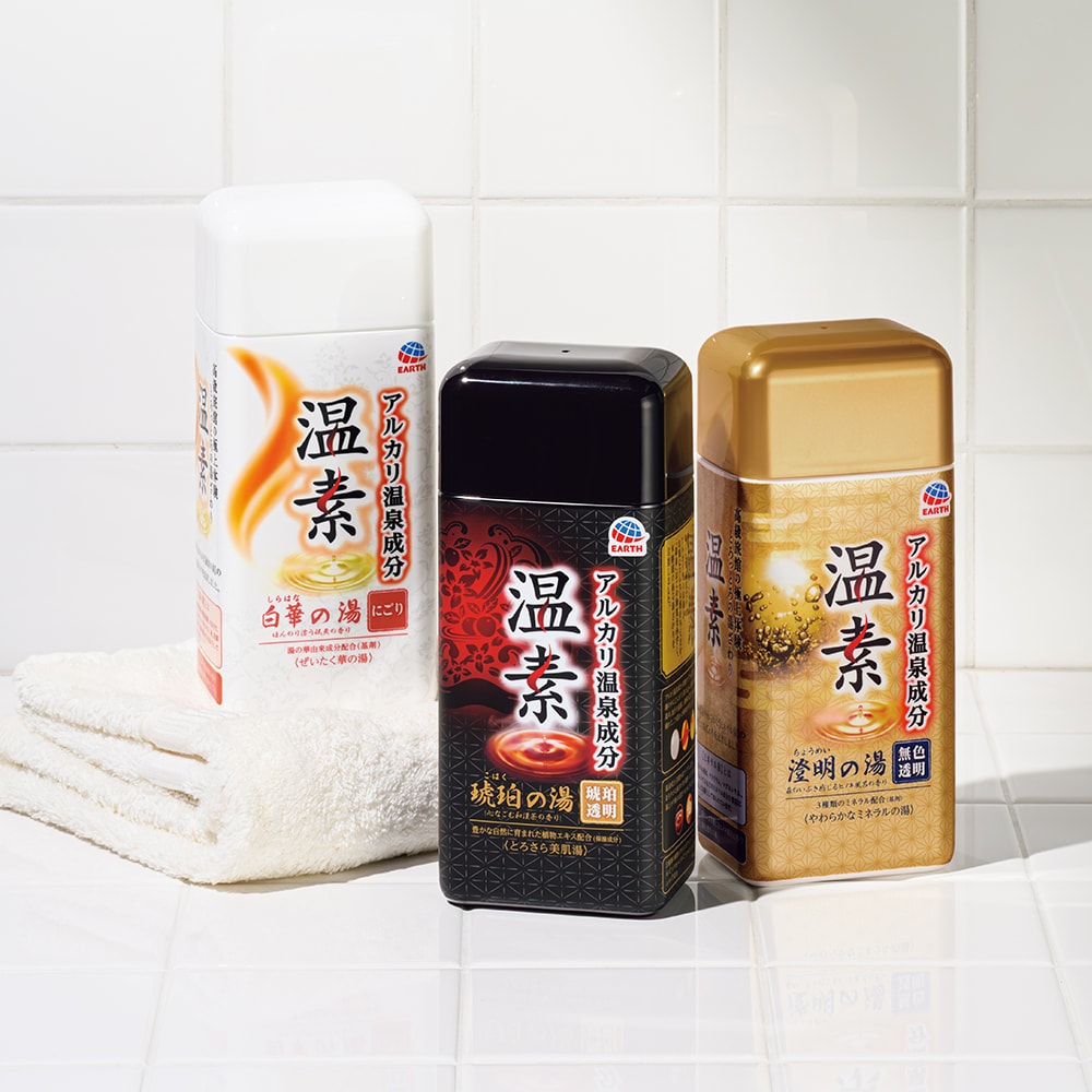 右から：澄み渡るやわらかなミネラル泉を彷彿とさせる湯ざわり。温素 澄明の湯［医薬部外品］600g 993円、モール泉の極上の湯ざわりを追求。同 琥珀の湯［医薬部外品］600g 993円、硫黄の湯のような乳白色のにごり湯に。同 白華の湯［医薬部外品］600g 993円（価格は編集部調べ）／アース製薬  右から：販売名バスロマンOS-17、販売名バスロマン KN-2、販売名バスロマンOSW-2