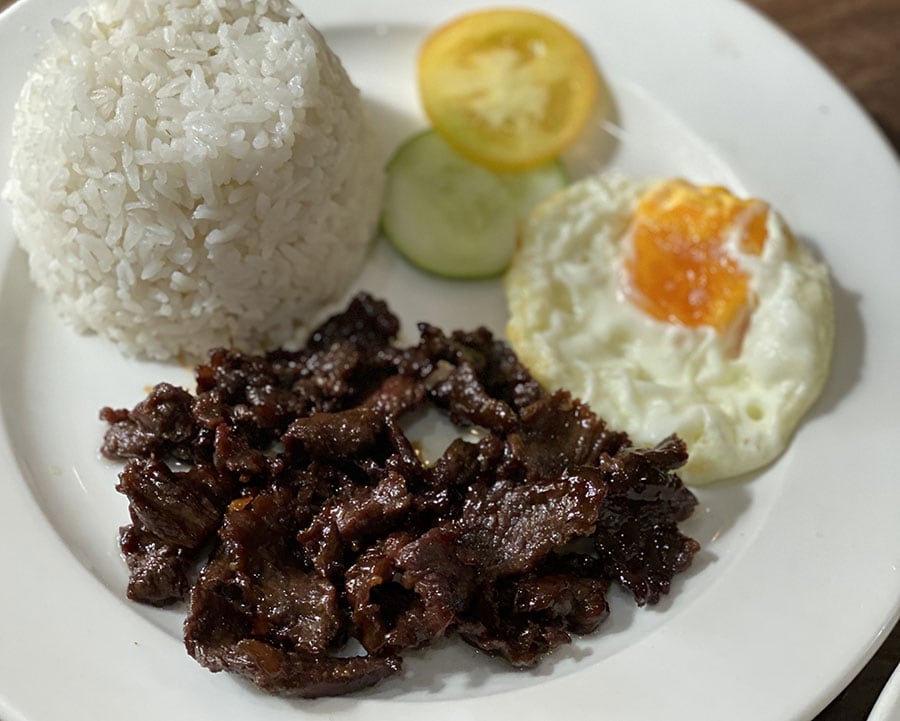 フィリピンの典型的な定食「シログ」は500円くらい。