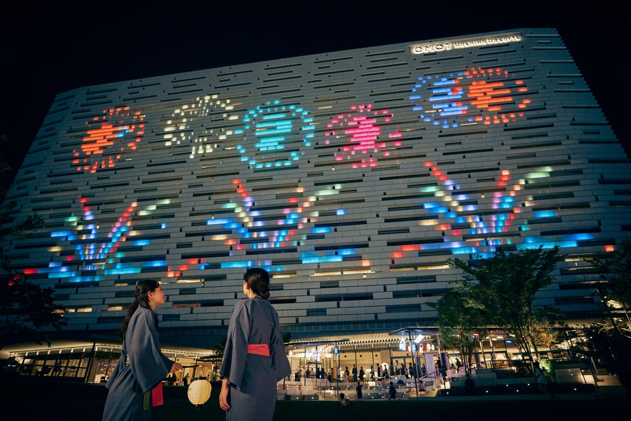 「OMO7大阪」では、ホテル壁面の外装膜を利用して、宿泊者全員で楽しめる巨大なBINGOを実施。ここでしか体験することのできない参加型エンターテインメントで、大阪の夜を盛り上げる。
