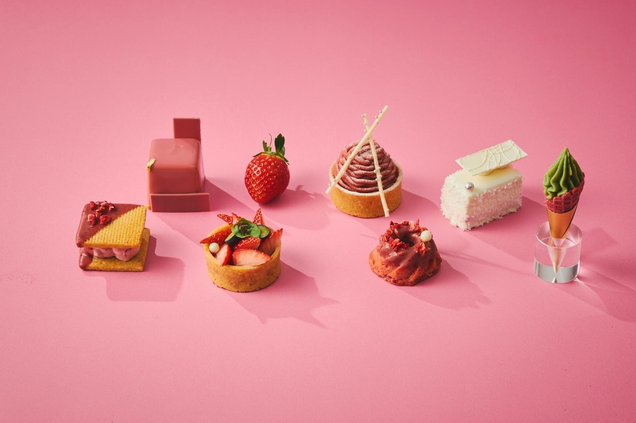 オリジナルモクテルからはじまる、『空浮いちご』のアフタヌーンティー。スイーツは、ベリー風味のルビーチョコを溶け込ませた「いちごのシルキームース」など7種（写真はスイーツアイテムのイメージ）。尾崎牛を100％使用したミニバーガーなど、セイボリーも充実。