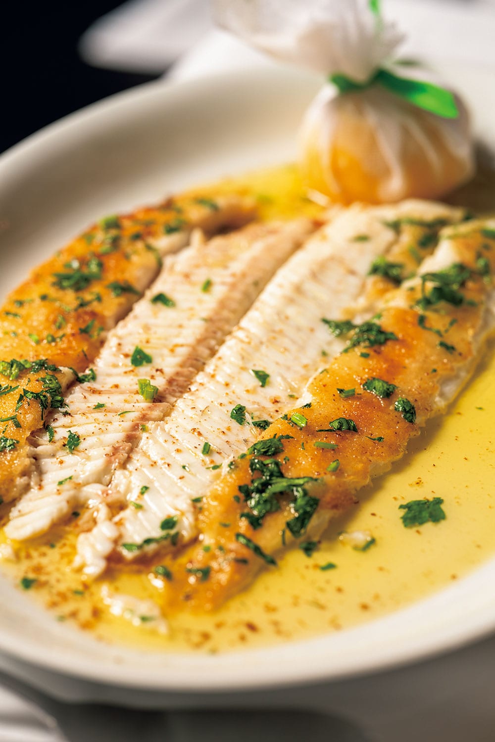 “舌平目のムニエル”62ユーロ（夜67ユーロ）。あっさりとした白身魚とブール・ブランソース、レモンのマリアージュが至高。