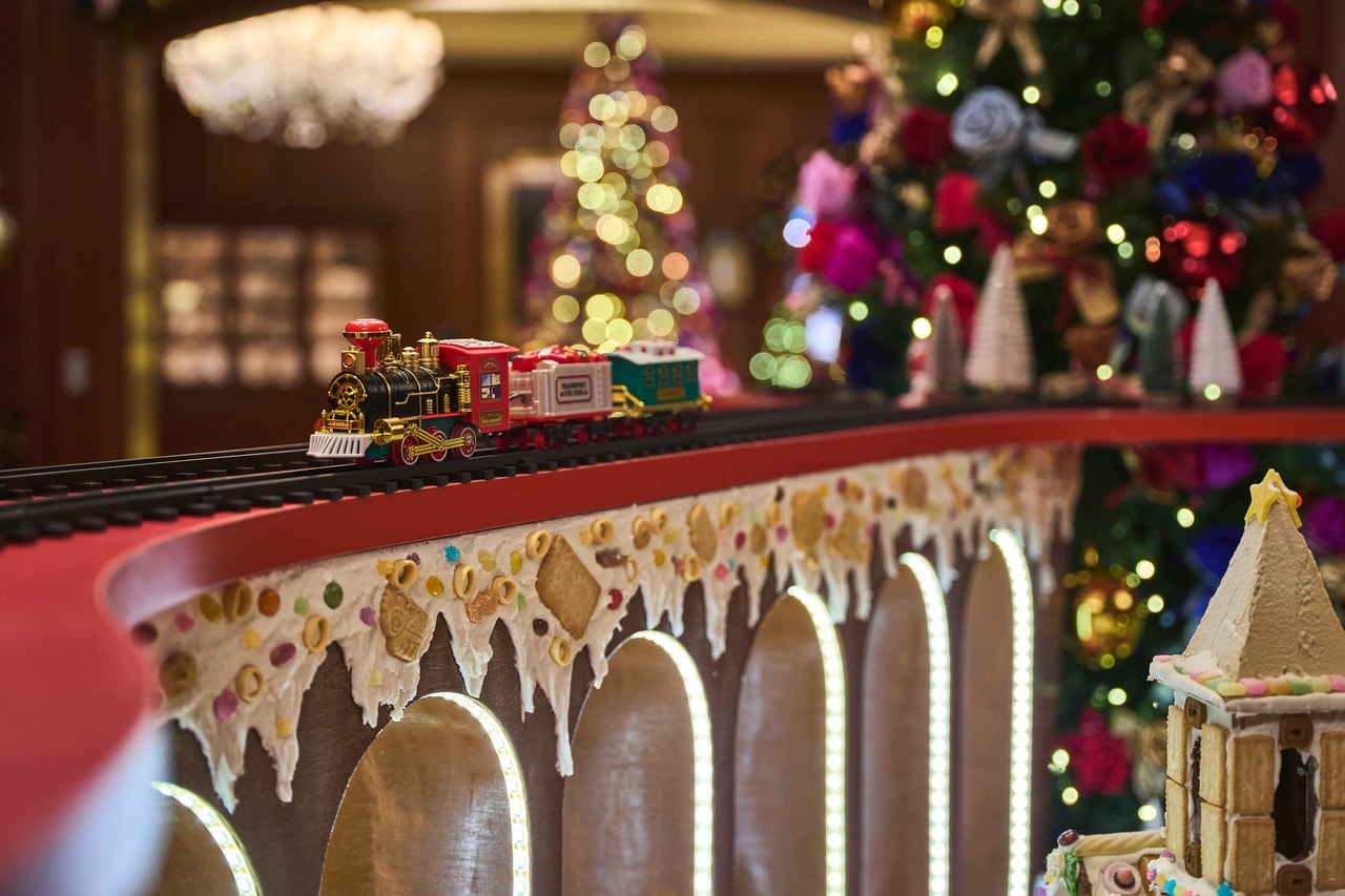 小さな汽車が街を走り抜ける。