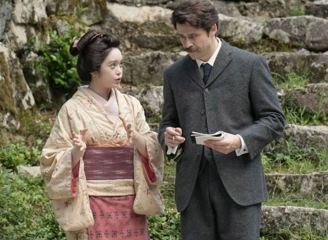 ヒロインの髙石あかりと、夫役のトミー・バストウ　公式Xより