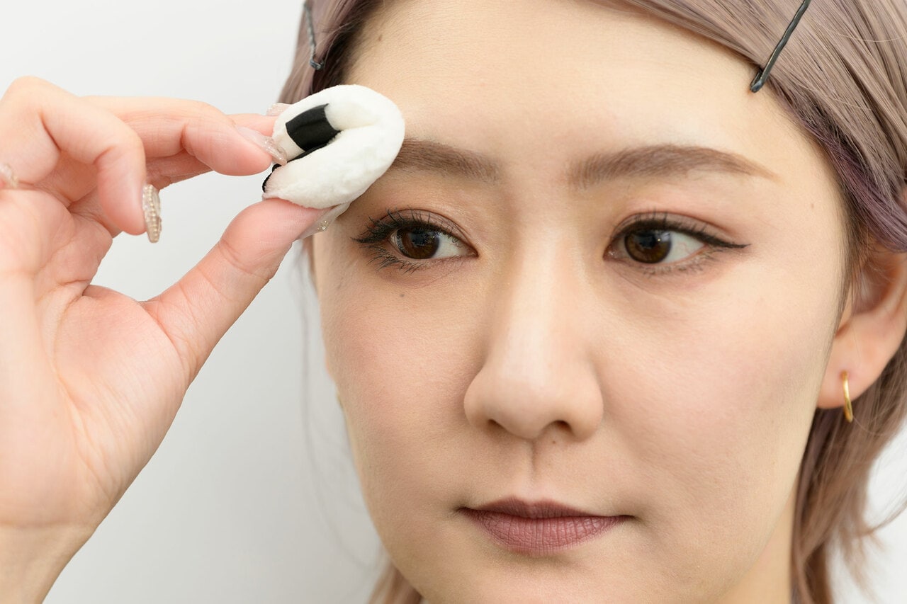 STEP3　パフを2つ折りにし、皮脂が気になるところに軽く当て、肌をサラサラに整える。