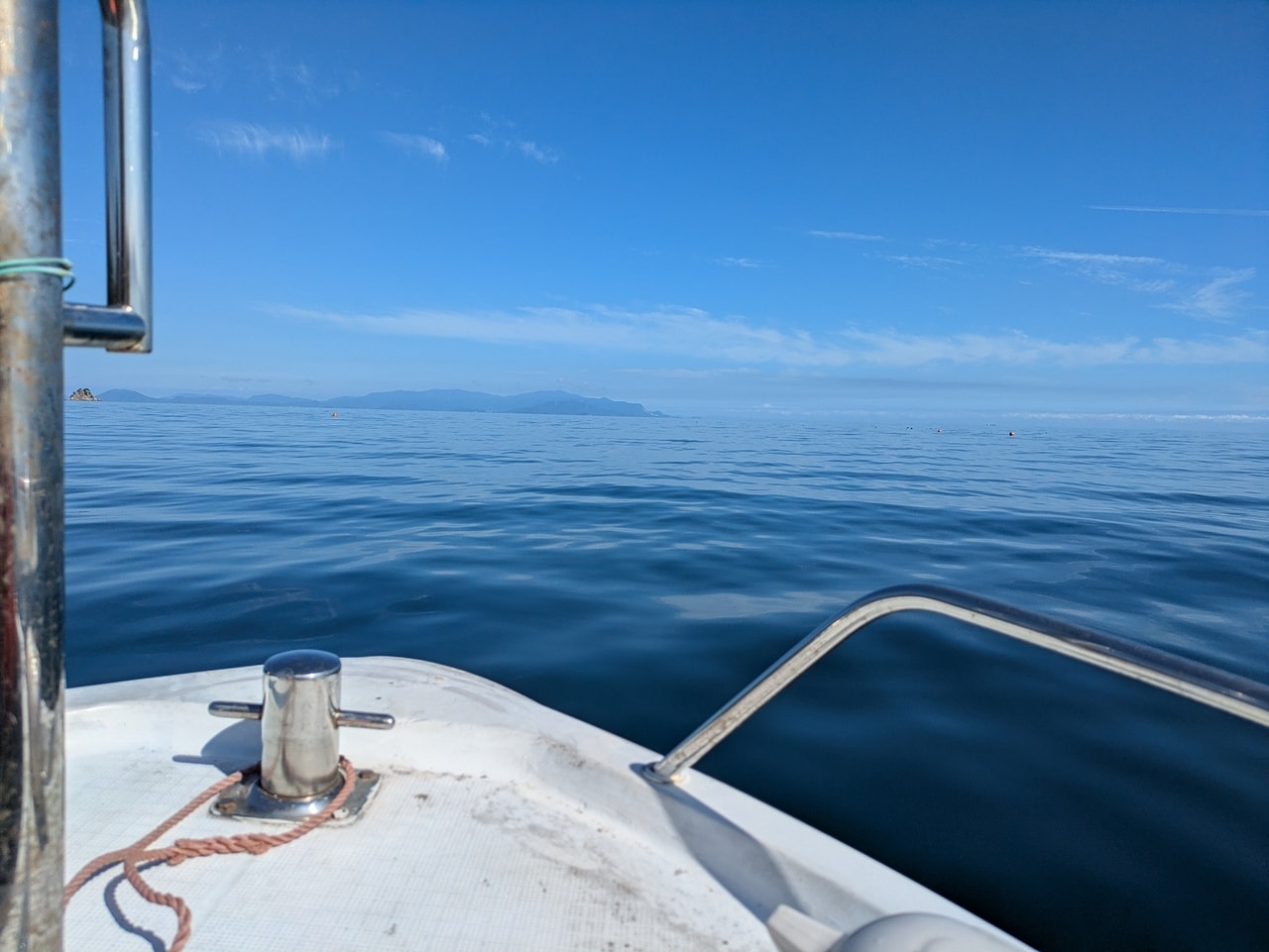 ほとんど波のない静かな海。