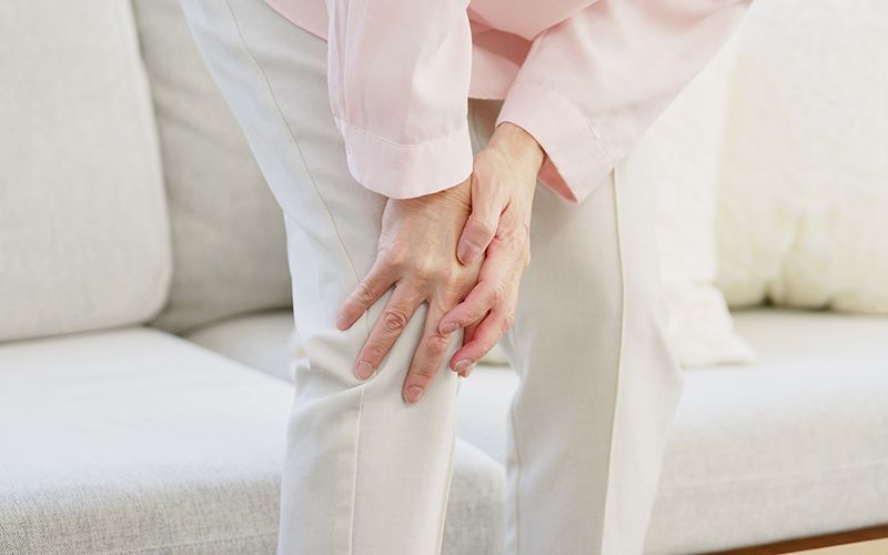 膝の若さを保つために「歩く」ことは大した意味を持たないという(写真はイメージ)©aflo