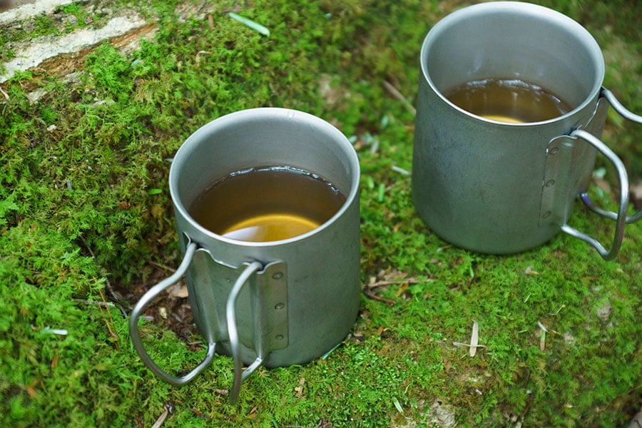 途中、グランピングマスターが用意してくれた冷たい野草茶でリフレッシュ。