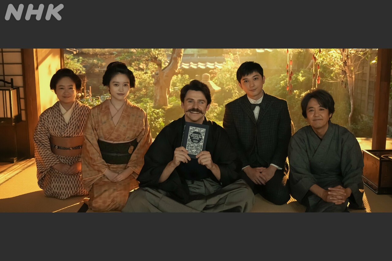 『日本滞在記』を手にしたヘブンや錦織のオフショット。「ばけばけ」公式Xより。