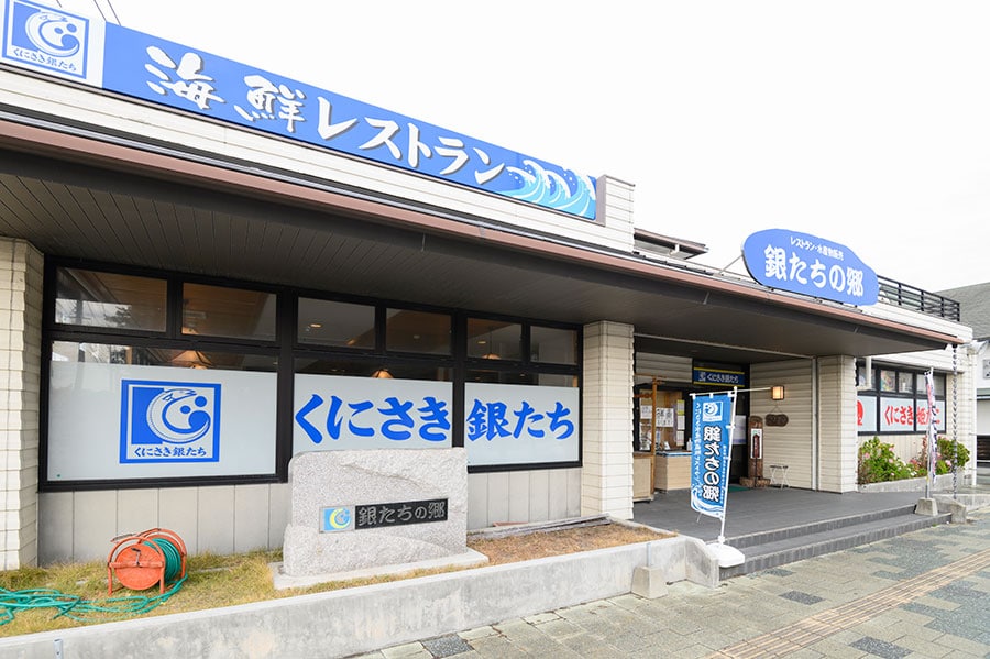 「道の駅くにさき」内にあるので、駐車場も充実。