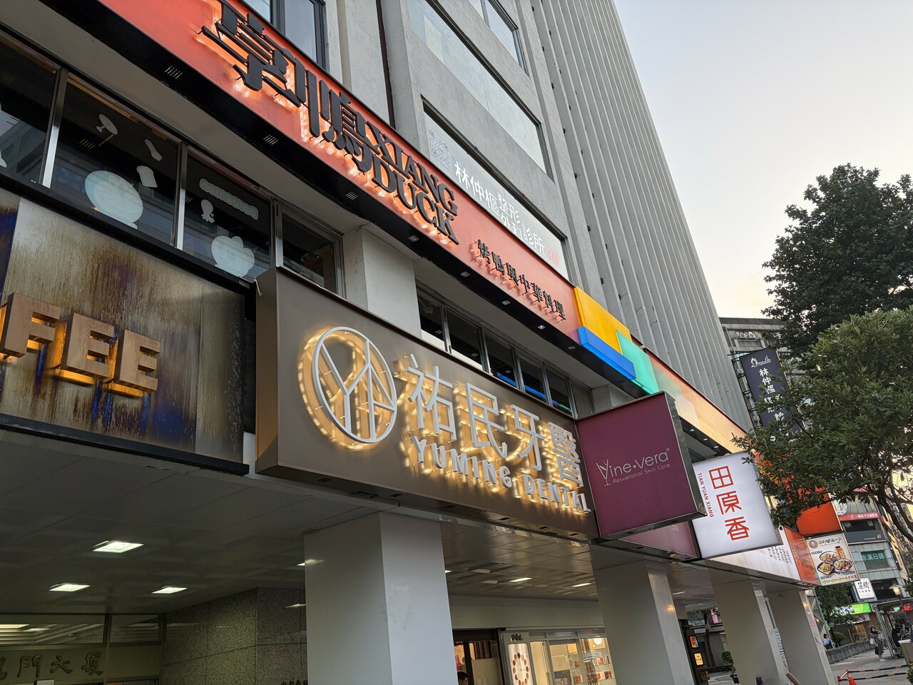 台北のファッションエリア・東区にあるビルの2階に店を構えています。