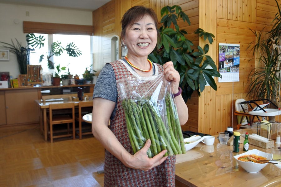 アスパラを抱えているのはオーナーシェフの門野明美さん。できるだけ地元で調達できる食材を使い、その生産者も顔見知り。