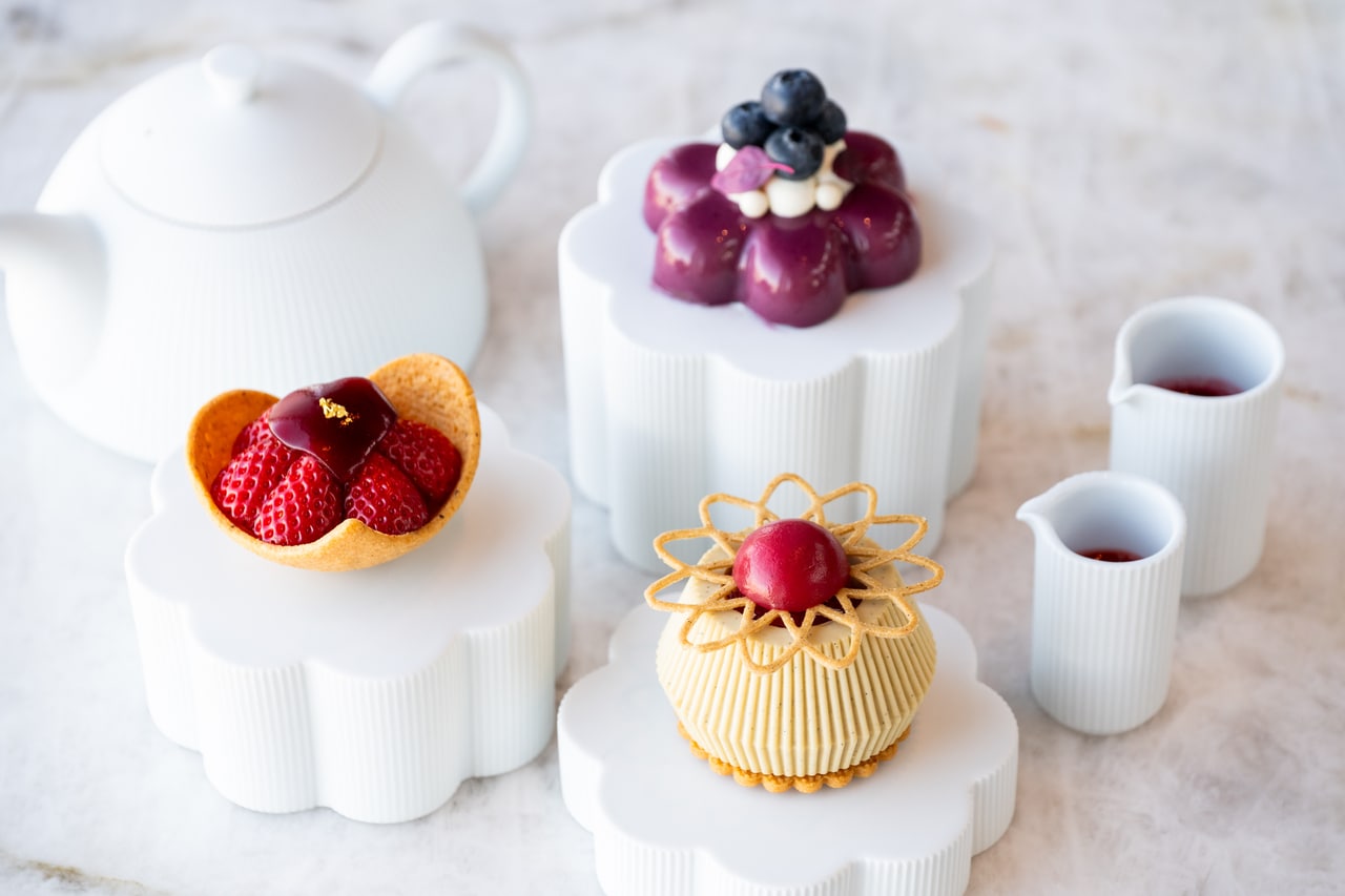 右下から時計回りに、「ピスタチオ ピンクグレープフルーツ」、「苺のタルト」、「カシス アールグレイ ミルクチョコレート」。