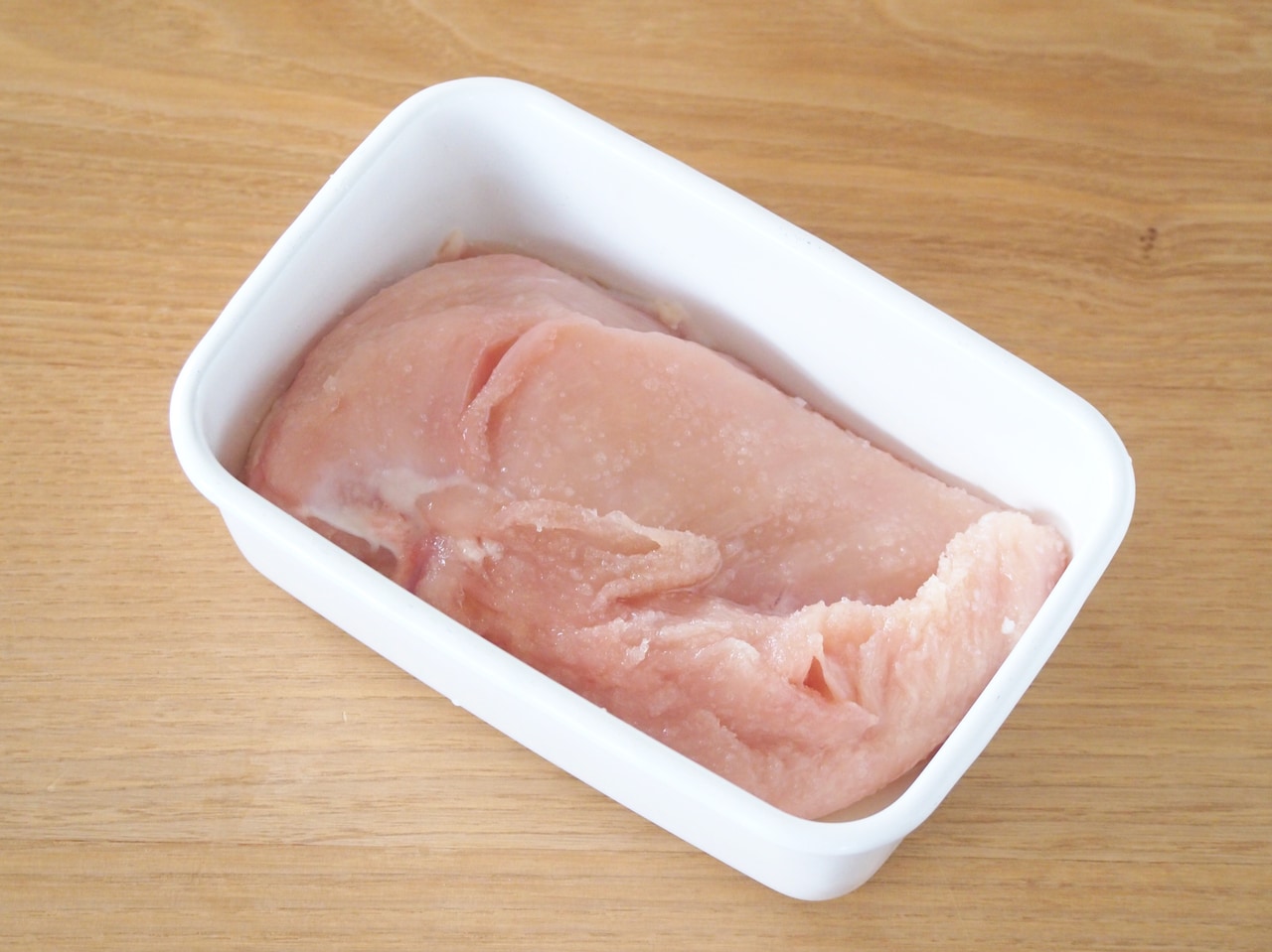 鶏肉に＜下味＞の調味料をすりこむようによく混ぜる。1時間ほど味をなじませる。