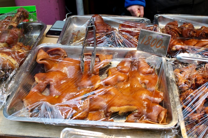 中国料理店「和記食坊」の店先にて。