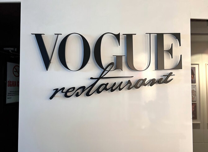 エレベーターが開くと、あの、‘VOGUE’のロゴが出迎えてくれる。