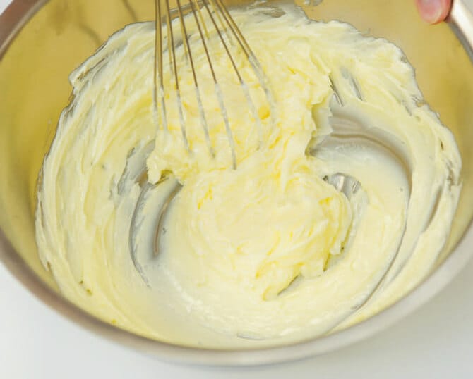 全体に同じ柔らかさにしておくと、粉糖や粉類がムラなく混ざります。