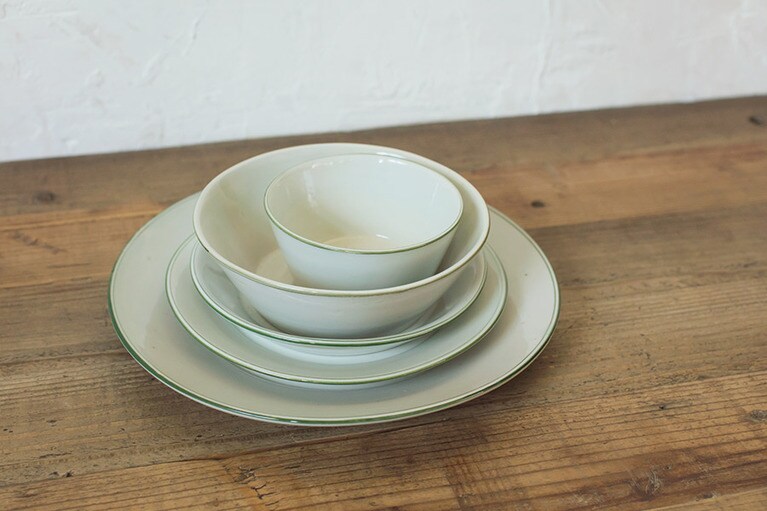 「郡司製陶所の緑ライン皿」上から4寸鉢 φ12cm 1,800円、6寸鉢 φ18cm 3,500円、6寸プレート φ18cm 3,000円、7寸リム皿 φ21cm 4,000円、9寸リム皿 φ27cm 7,000円。