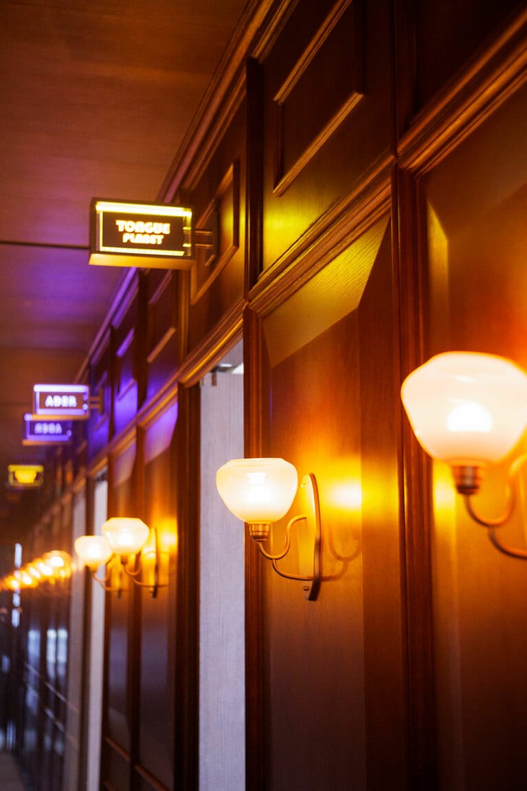 ファッションブランド「ADER ERROR」のプロデュースで、ショップと同じビルにあり、映える仕掛けだらけ。廊下はホテルのようだ。