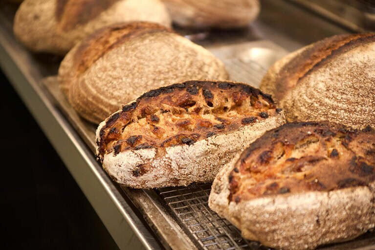 コースの始まりに合わせて焼き上げるパン。