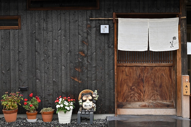 丹後ちりめんの工房だった古民家を改装した「鮨いちい」。