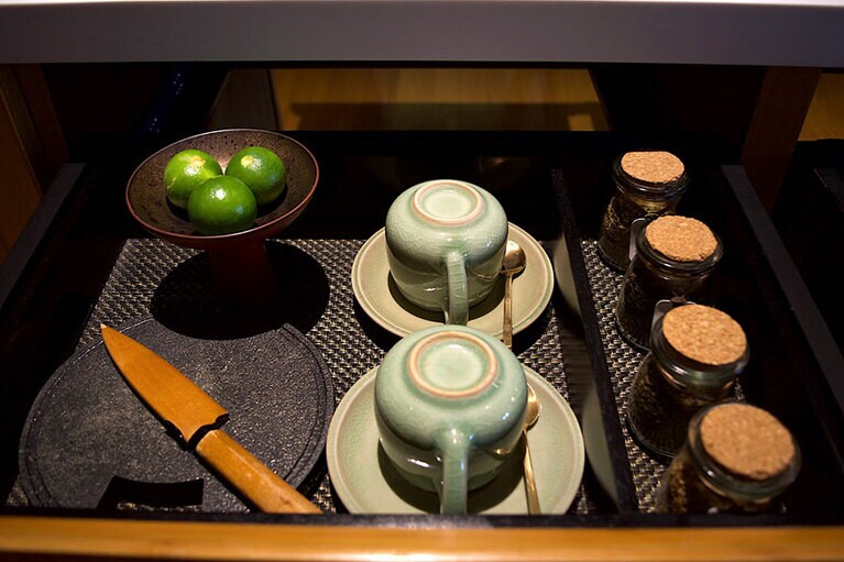 引き出しを開けると、朝いちばんに飲む白湯に入れるライムがセットされてる。