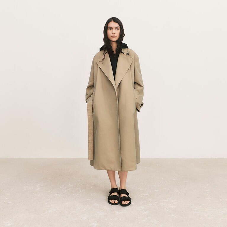 トレンチコート 14,900円、ナイロンフーデッドコート 9,990円、テープサンダル 3,990円。