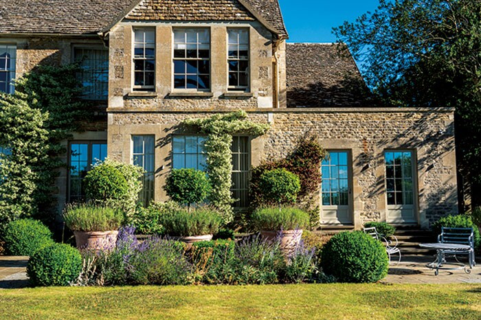 ハチミツ色の石造りが美しい客室棟「ロッジ」外観。