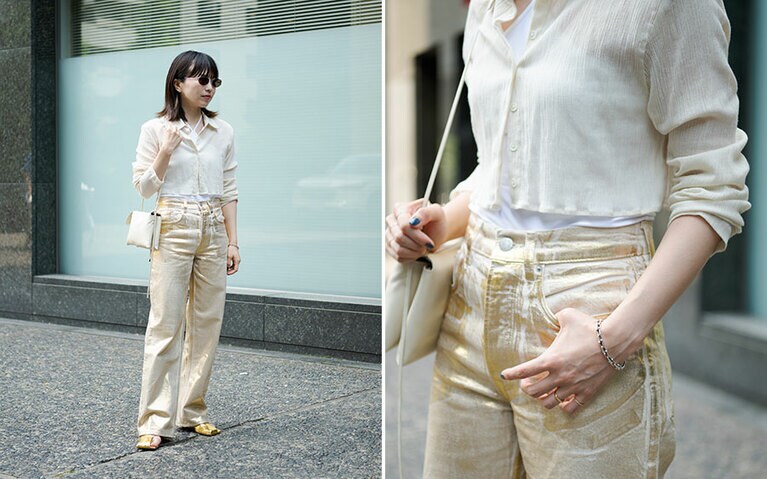 カラーはインパクトのあるゴールド、形は端正なストレート×ミッドライズ。