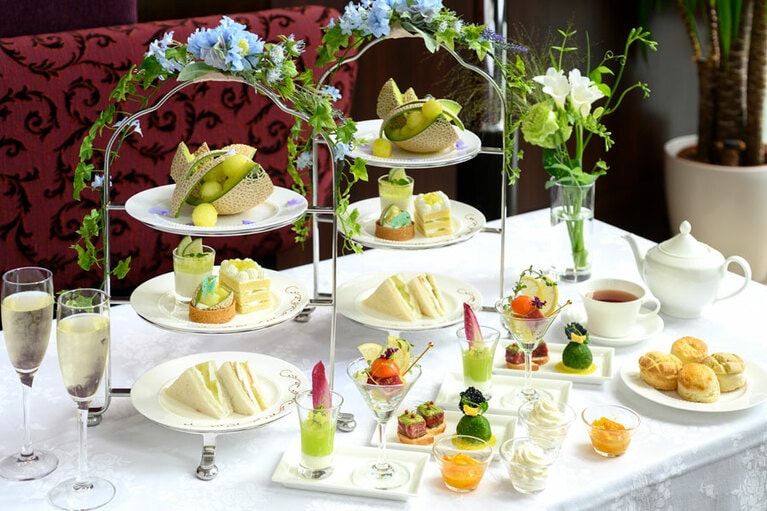 「FOURSEASON AFTERNOONTEA THE MUSKMELON ver.」。千疋屋総本店の代名詞であるマスクメロンをこれでもかというぐらい贅沢に使ったアフタヌーンティー。8,800円/人。※予約者限定、オプションでアペリティフをマスクメロンジュース(1,000円)に変更することも。