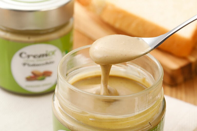 「ポリコム ピスタチオスプレッド」も、今年の大人気アイテム。ピスタチオをホールの状態で仕入れ、製造元にてロースト・ペースト加工を行っている商品。香ばしく、濃厚な味わいが特長です。