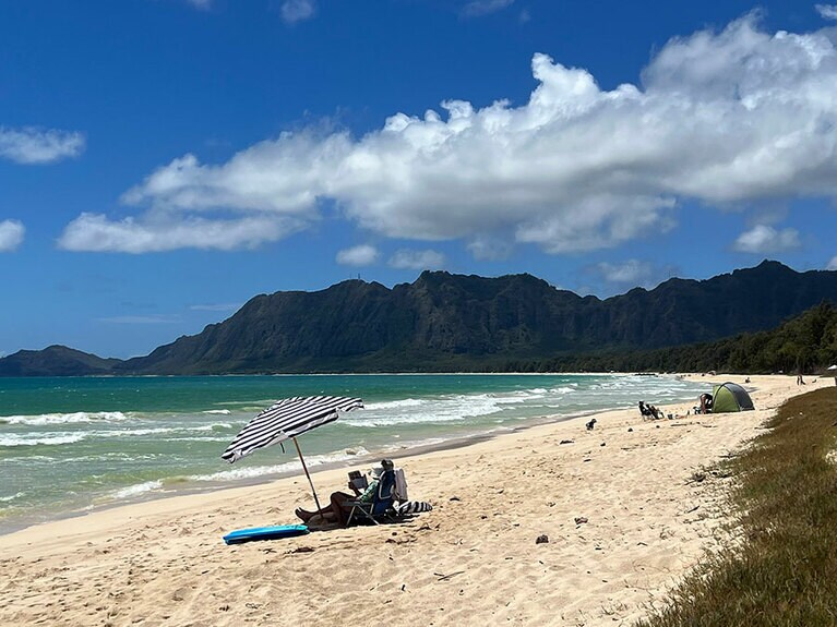 コオラウ山脈の雄大な山容が景色のアクセントに。