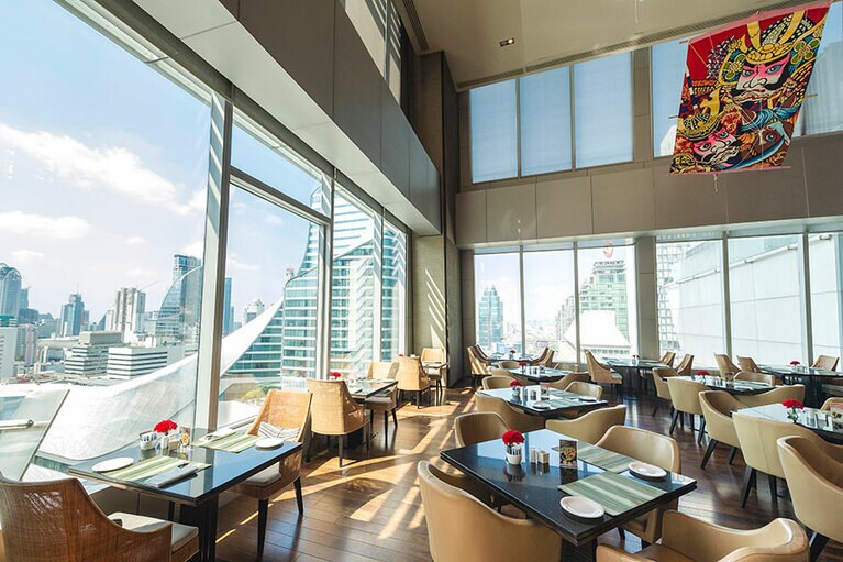 和凧が見下ろすオールデイダイニング「アップ＆アボーヴ」。