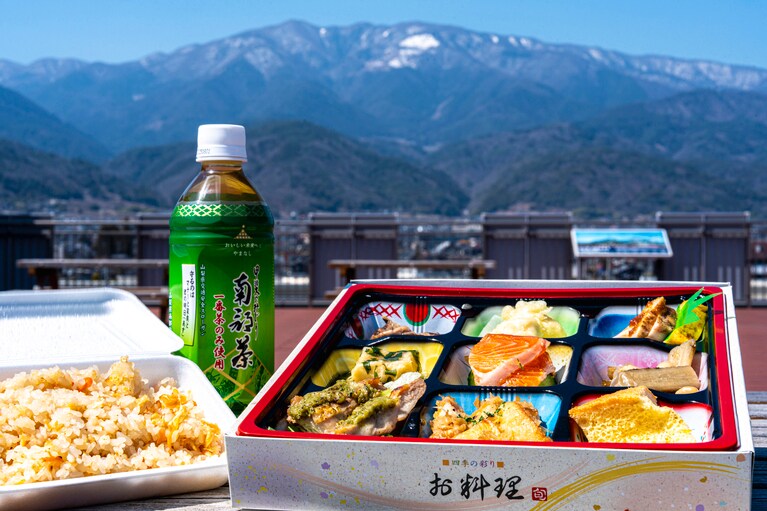 晴れた日は美しい山の稜線が広がる。