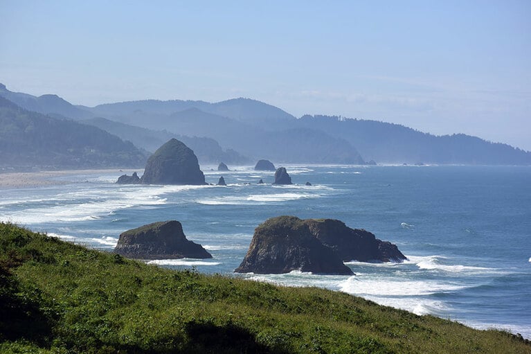 エコラ州立公園から見たキャノンビーチ。天辺が尖った岩が“干し草を積んだ山”という意味の、ヘイスタック・ロック。