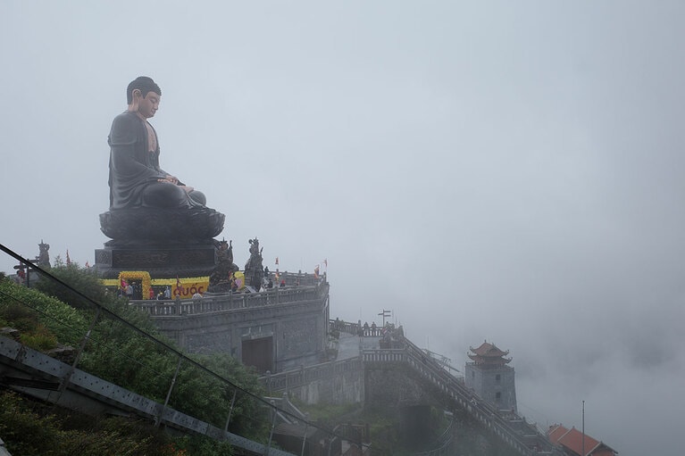 豪勢な寺院や大仏は、霧が濃いと見えないことも。取材チームは20分ほど粘ってやっと見ることができた。