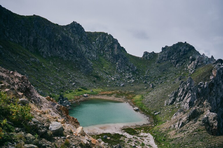 エメラルドグリーンの水を湛えた神秘的な火口湖・正賀池。