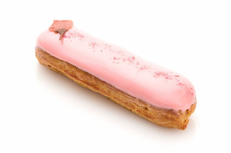 エクレール サクラ 561円。春らしい淡いピンク色のフォンダンを纏った季節のエクレール。販売期間：販売中～4月22日(木・予定)。販売店舗：丸の内店、東京ミッドタウン店、新宿伊勢丹店、渋谷ヒカリエShinQs東横のれん街店。