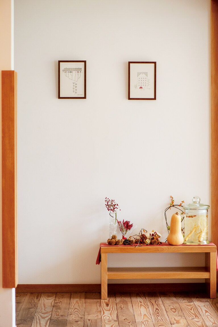 【ホテリ・アアルト】建築家・益子義弘によるたくさんの絵が館内を飾っている。季節ごとに変わるディスプレイにも注目したい。 photo: Akemi Kurosaka