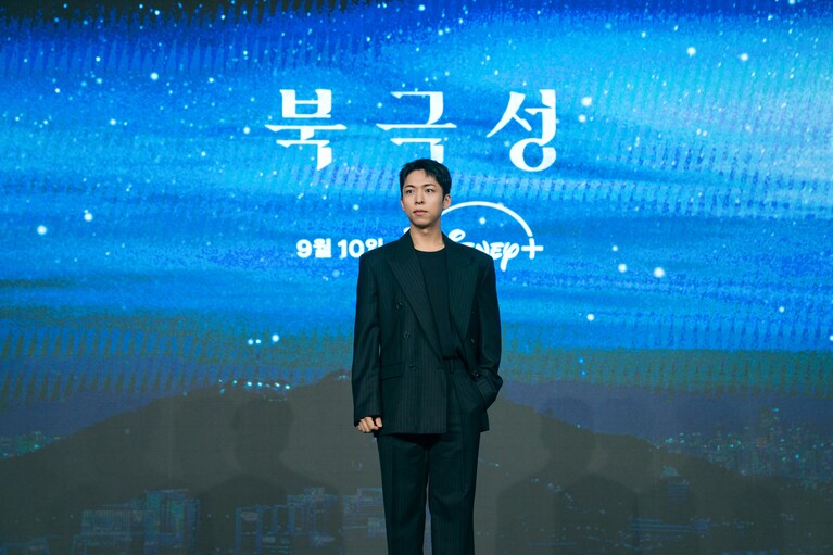 ムンジュを守る警護室長を演じるチュ・ジョンヒョク。　『北極星』ディズニープラスのスターで独占配信中 ©2025 Disney and its related entities